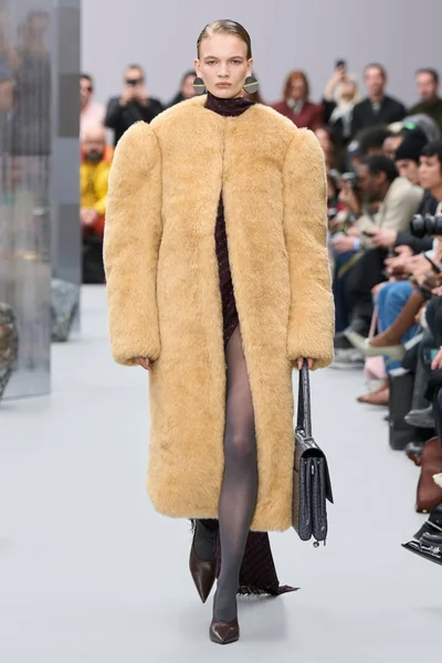Look 3